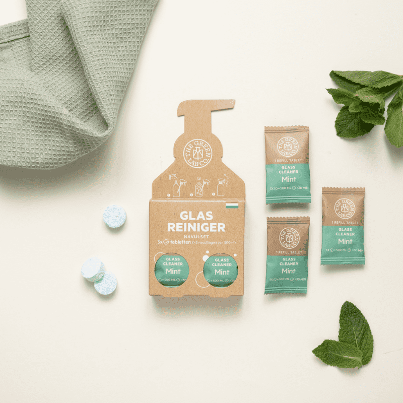 Eco-friendly glass cleaning tablets – Mint fragrance – 3 refill tablets for 500 ml spray bottles by The Green Lab Co. – flat lay with tablets, packaging and mint leaves.